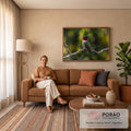 Beija-flor verde de garganta vermelha pousado em galho com líquen e fundo verde desfocado, quadro decorativo