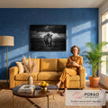 Rinoceronte caminhando de frente na savana sob nuvens de tempestade em preto e branco, quadro decorativo