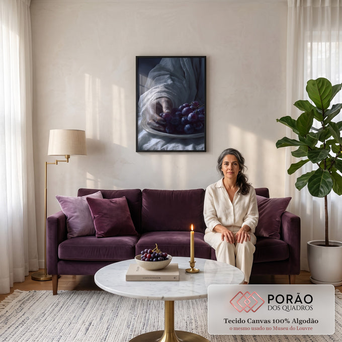 Quadro Decorativo Grande Mão Colhendo Uvas para Sala Branco | quadros decorativos para sala de estar | mão alcançando prato de uvas roxas com manto branco e fundo escuro | em ambiente 3 | Porao dos Quadros