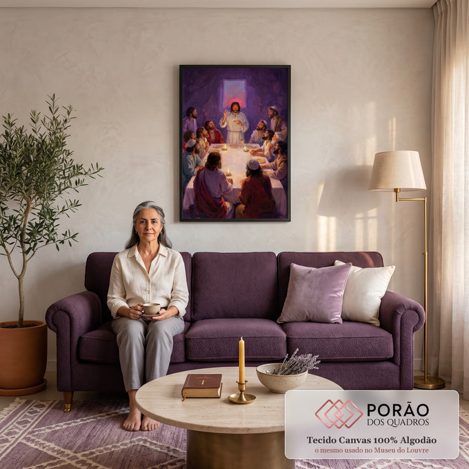 Quadro Decorativo Grande Última Ceia de Jesus para Sala Roxo | quadros decorativos para sala de estar | Última Ceia com Jesus e doze apóstolos à mesa iluminada por velas em tons roxos | em ambiente 3 | Porao dos Quadros