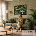 Quadro Decorativo Grande Folhas Verdes Verde para Sala | quadros decorativos para sala de estar | folhas verdes dispostas em leque cobertas de gotas de orvalho em close-up | em ambiente 3 | Porao dos Quadros