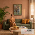 Leopardo em close olhando de lado, entre flores roxas em campo verde, quadro decorativo