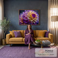 Quadro Decorativo Grande Dália Roxa e Amarela para Sala Roxo | quadros decorativos para sala de estar | close de dália roxa e amarela com pétalas em degradê e botão central fechado | em ambiente 3 | Porao dos Quadros