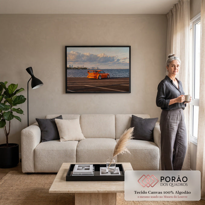 Porsche 911 laranja estacionado à beira-mar com skyline da cidade e céu com nuvens, quadro decorativo