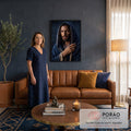 Quadro Decorativo Grande Homem de Manto para Sala Azul | quadros decorativos para sala de estar | homem de manto azul escuro com capuz segurando cajado de madeira, luz dramática no rosto | em ambiente 3 | Porao dos Quadros