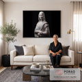 Quadro Decorativo Grande Mona Lisa para Sala Branco | quadros decorativos para sala de estar | busto feminino esculpido em mármore branco no estilo da Mona Lisa, fundo preto | em ambiente 3 | Porao dos Quadros