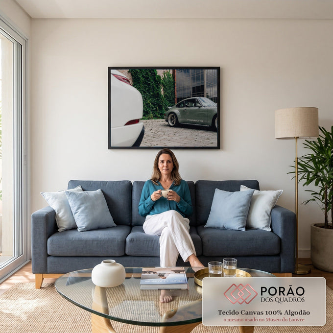Porsche 911 clássico verde-sálvia com rodas vintage diante de parede com hera e prédio de vidro, quadro decorativo