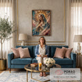 Nossa Senhora de véu azul e terço, auréola dourada, fundo geométrico com rosas, quadro decorativo