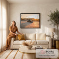 Porsche 911 clássico grafite rebaixado em terreno aberto sob luz dourada do pôr do sol, quadro decorativo