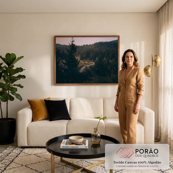 Floresta de pinheiros na serra ao entardecer com carro amarelo em estrada sinuosa, quadro decorativo