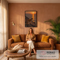 Gato laranja e branco sobre rochas diante do pôr do sol no mar com reflexo dourado, quadro decorativo