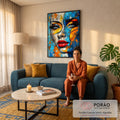 Rosto de mulher com textura craquelada em azul e laranja, olhos azuis e batom vermelho, quadro decorativo