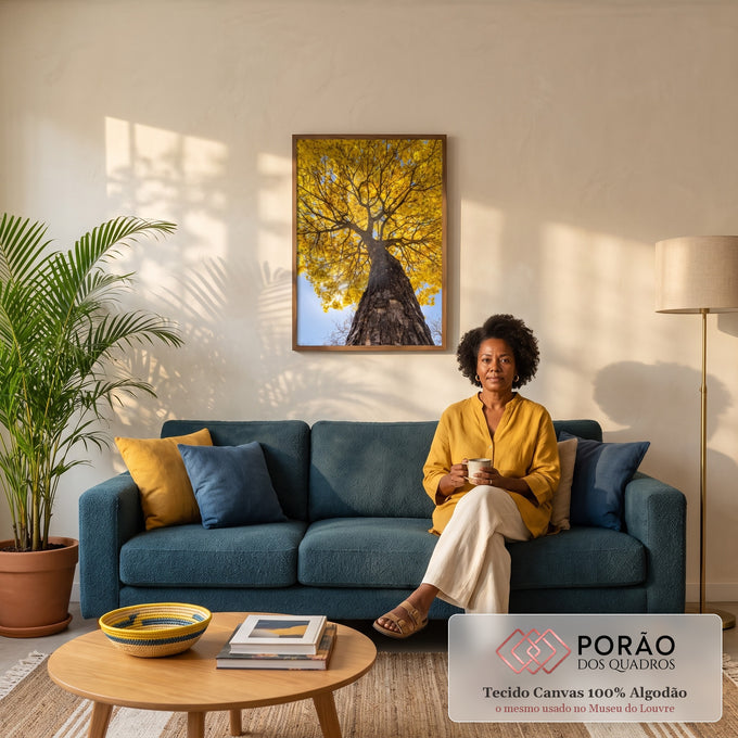 Ipê amarelo florido visto de baixo, tronco robusto, céu azul e sol entre galhos, quadro decorativo