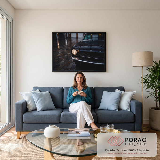 Carro clássico preto coberto de gotas de chuva com farol aceso e grade cromada à noite, quadro decorativo