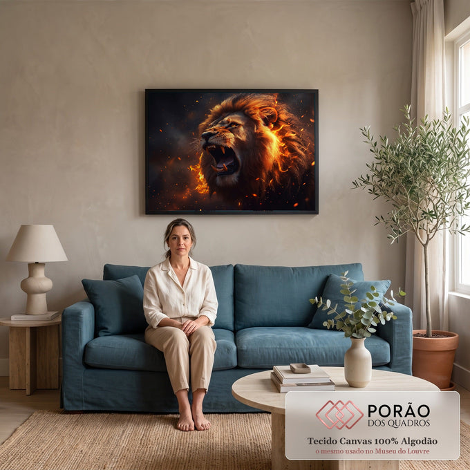 Leão rugindo com juba em chamas e fagulhas laranja sobre fundo escuro, quadro decorativo