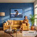 Águia-de-cabeça-branca de asas abertas voando sobre montanhas nevadas e céu azul, quadro decorativo