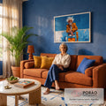 Senhor de cabelo branco, óculos e paletó laranja sentado em cadeira azul, pintura a óleo, quadro decorativo
