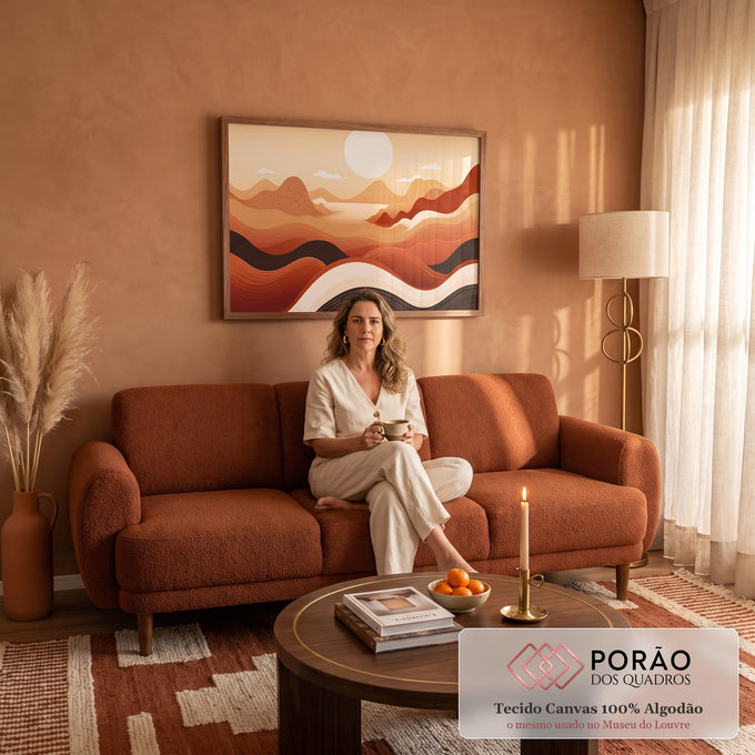 Quadro Decorativo Grande Paisagem Abstrata Laranja para Sala | quadros decorativos para sala de estar | paisagem abstrata com sol branco, montanhas e ondas em tons terracota e preto | em ambiente 3 | Porao dos Quadros