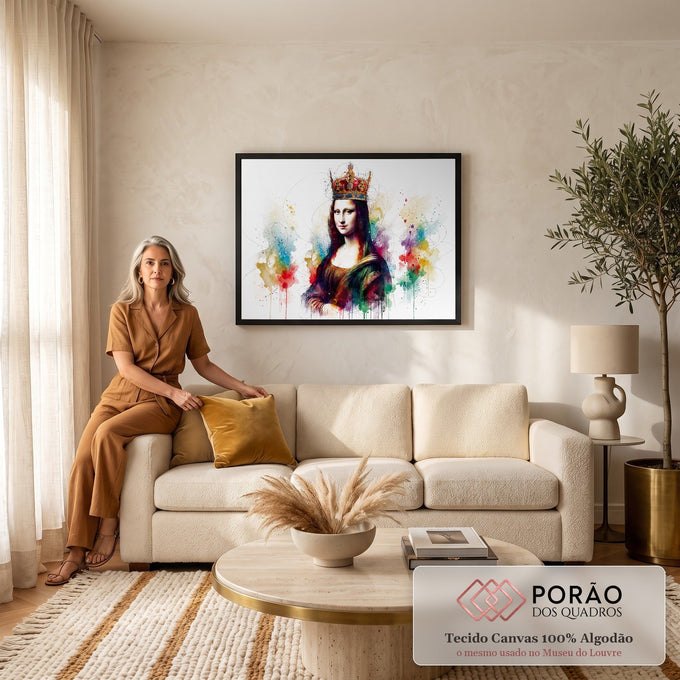 Quadro Decorativo Grande Mona Lisa com Coroa para Sala Roxo | quadros decorativos para sala de estar | retrato de mulher com coroa dourada e respingos de aquarela colorida ao fundo | em ambiente 3 | Porao dos Quadros