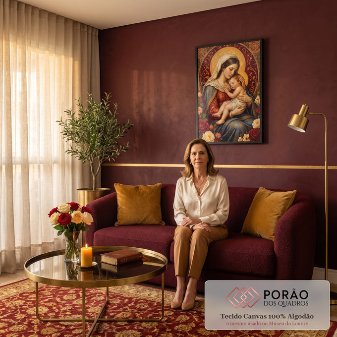 Quadro Decorativo Grande Nossa Senhora Formatos para Sala | quadros decorativos para sala de estar | Nossa Senhora com véu branco segurando Menino Jesus adormecido, fundo vermelho e dourado | em ambiente 3 | Porao dos Quadros