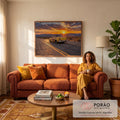 Chevrolet hot rod amarelo enferrujado em estrada no deserto ao pôr do sol com montanhas, quadro decorativo