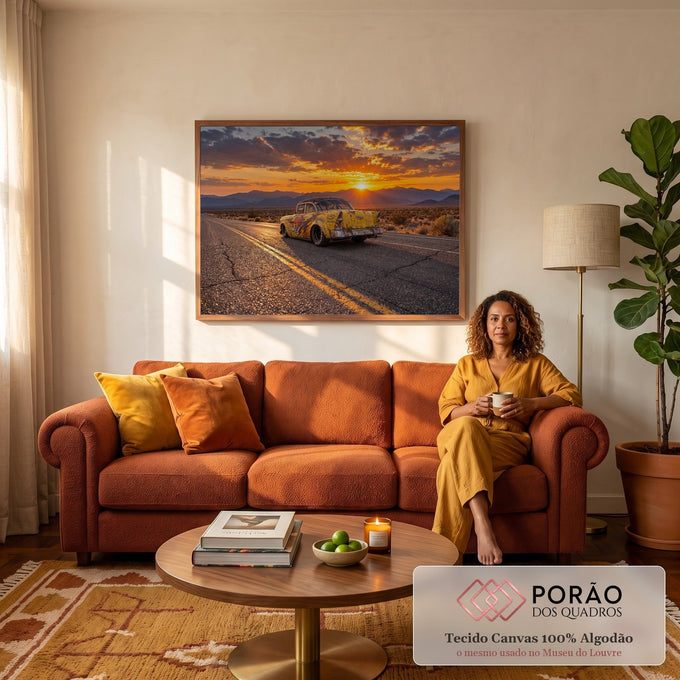Chevrolet hot rod amarelo enferrujado em estrada no deserto ao pôr do sol com montanhas, quadro decorativo