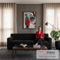 Rosto gigante pintado em listras pretas, batom vermelho e casal vintage de casaco, quadro decorativo