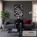 Close de roda esportiva cromada com raios brilhantes e calota vermelha, quadro decorativo