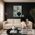 Casal surreal com cabeças de bolinhas pretas, lábios vermelhos e fundo verde sálvia, quadro decorativo