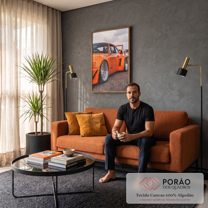 Quadro Decorativo Carro Clássico Laranja com Aerofólio | quadros decorativos para sala de estar | carro esportivo laranja com rodas prateadas e aerofólio em vista lateral baixa | em ambiente 3 | Porao dos Quadros
