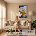 Quadro Decorativo Grande Pato com Boina para Quarto Branco | quadros decorativos para sala de estar | pato branco em renderização 3D com olhos azuis grandes, bico laranja e gorro de tricô azul | em ambiente 3 | Porao dos Quadros