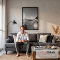 Porsche clássico e mulher em campo com fardos de feno em fotografia preto e branco, quadro decorativo