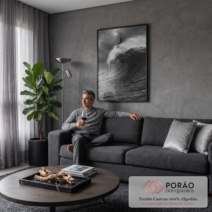 Onda gigante do mar arrebentando sob céu de tempestade em fotografia preto e branco, quadro decorativo