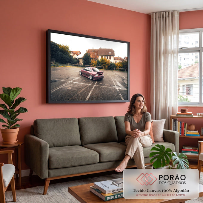 Carro esportivo rebaixado bordô em estacionamento molhado com casas europeias e árvores de outono, quadro decorativo