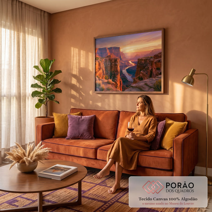 Quadro Decorativo Grande Cânion ao Pôr do Sol para Sala | quadros decorativos para sala de estar | cânion com rio sinuoso ao entardecer, céu roxo e laranja, rochas avermelhadas | em ambiente 3 | Porao dos Quadros