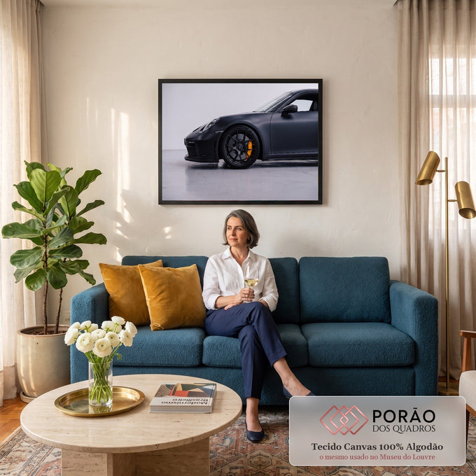 Quadro Decorativo Grande Carro Preto Fosco para Sala Preto | quadros decorativos para sala de estar | carro esportivo preto fosco com pinça de freio amarela e roda em destaque | em ambiente 3 | Porao dos Quadros