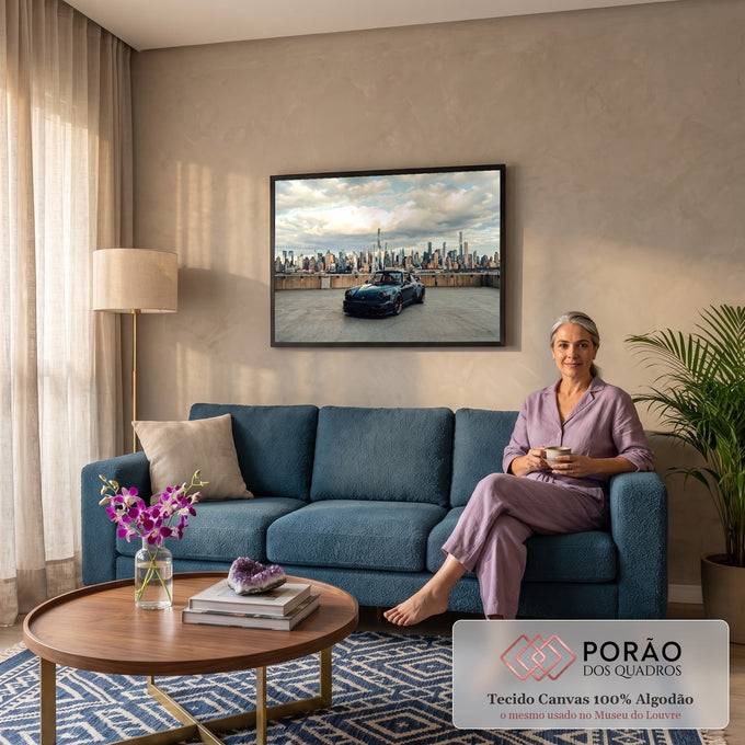 Porsche 911 azul-escuro em terraço com skyline de Nova York e céu nublado ao fundo, quadro decorativo