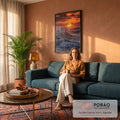 Sol dourado se pondo no mar com ondas quebrando e céu laranja com nuvens, quadro decorativo
