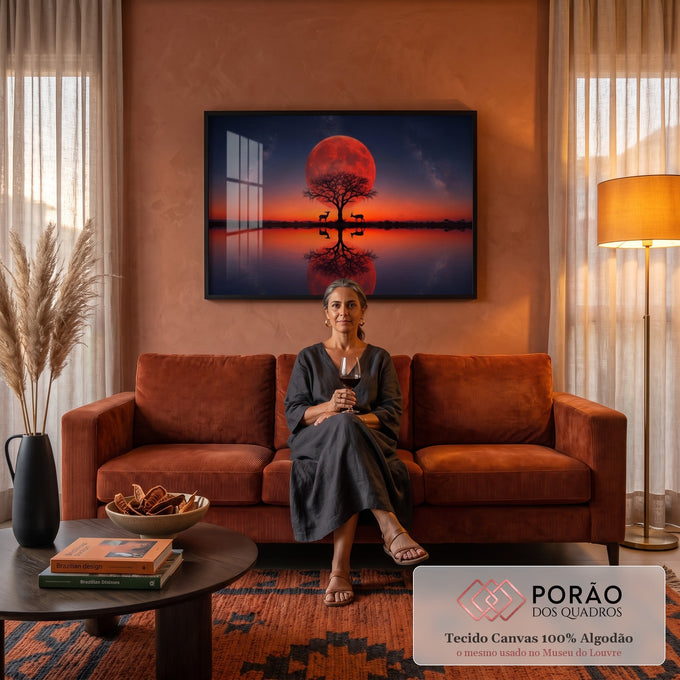 Quadro Decorativo Grande Lua Vermelha Árvore para Sala | quadros decorativos para sala de estar | lua vermelha gigante atrás de árvore seca com gazelas refletidas em lago ao entardecer | em ambiente 3 | Porao dos Quadros