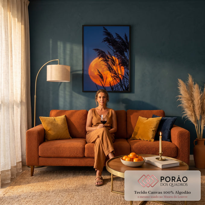 Lua cheia laranja gigante atrás de juncos em silhueta sob céu azul noturno, quadro decorativo