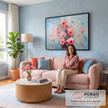 Quadro Decorativo Grande Flores Rosas para Sala Rosa | quadros decorativos para sala de estar | buquê de flores rosas e coral em textura de espátula sobre fundo azul pastel | em ambiente 3 | Porao dos Quadros
