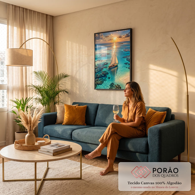 Veleiro em águas turquesa com recifes de coral e pôr do sol dourado, vista aérea, quadro decorativo