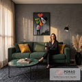 Casal de rostos abstratos, um geométrico colorido e outro pálido, sob coração vermelho, quadro decorativo