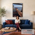 Pernas de mulher com scarpin vinho no painel de conversível vintage com vista para o mar, quadro decorativo