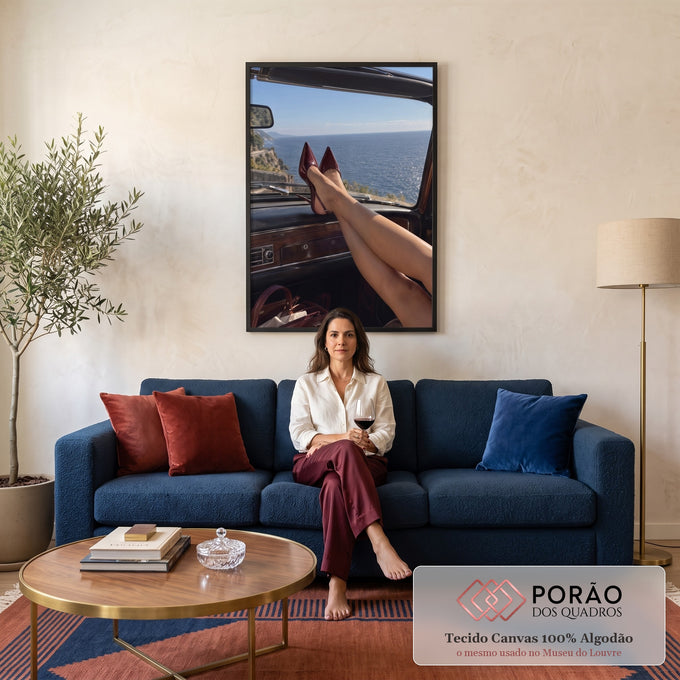 Pernas de mulher com scarpin vinho no painel de conversível vintage com vista para o mar, quadro decorativo