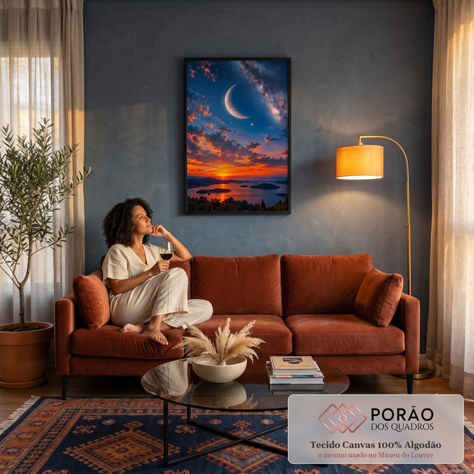Pôr do sol laranja sobre mar com ilhas, lua crescente e Via Láctea no céu estrelado, quadro decorativo