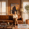 Quadro Decorativo Grande Cavalo Baio para Sala Marrom | quadros decorativos para sala de estar | cavalo castanho com brida preta sob céu de pôr do sol laranja intenso | em ambiente 3 | Porao dos Quadros