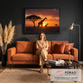 Girafa e filhote em silhueta na savana africana com acácia e sol se pondo em céu laranja, quadro decorativo
