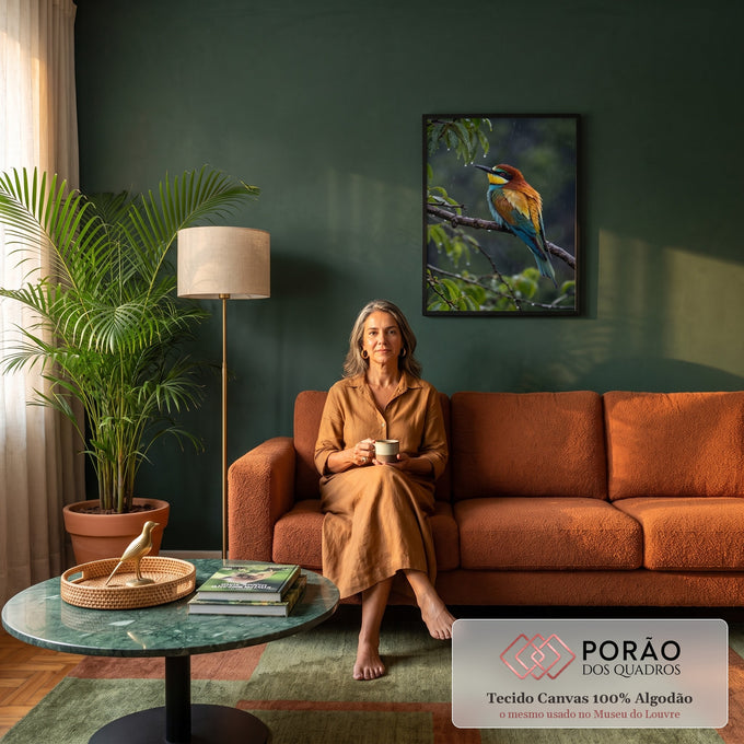 Pássaro abelharuco colorido pousado em galho sob chuva, com folhas verdes ao fundo, quadro decorativo