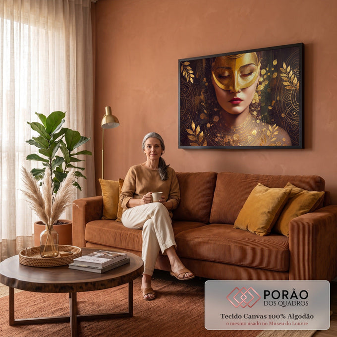 Quadro Decorativo Grande Mulher com Máscara para Sala | quadros decorativos para sala de estar | mulher de olhos fechados com máscara dourada e folhas douradas ao fundo escuro | em ambiente 3 | Porao dos Quadros